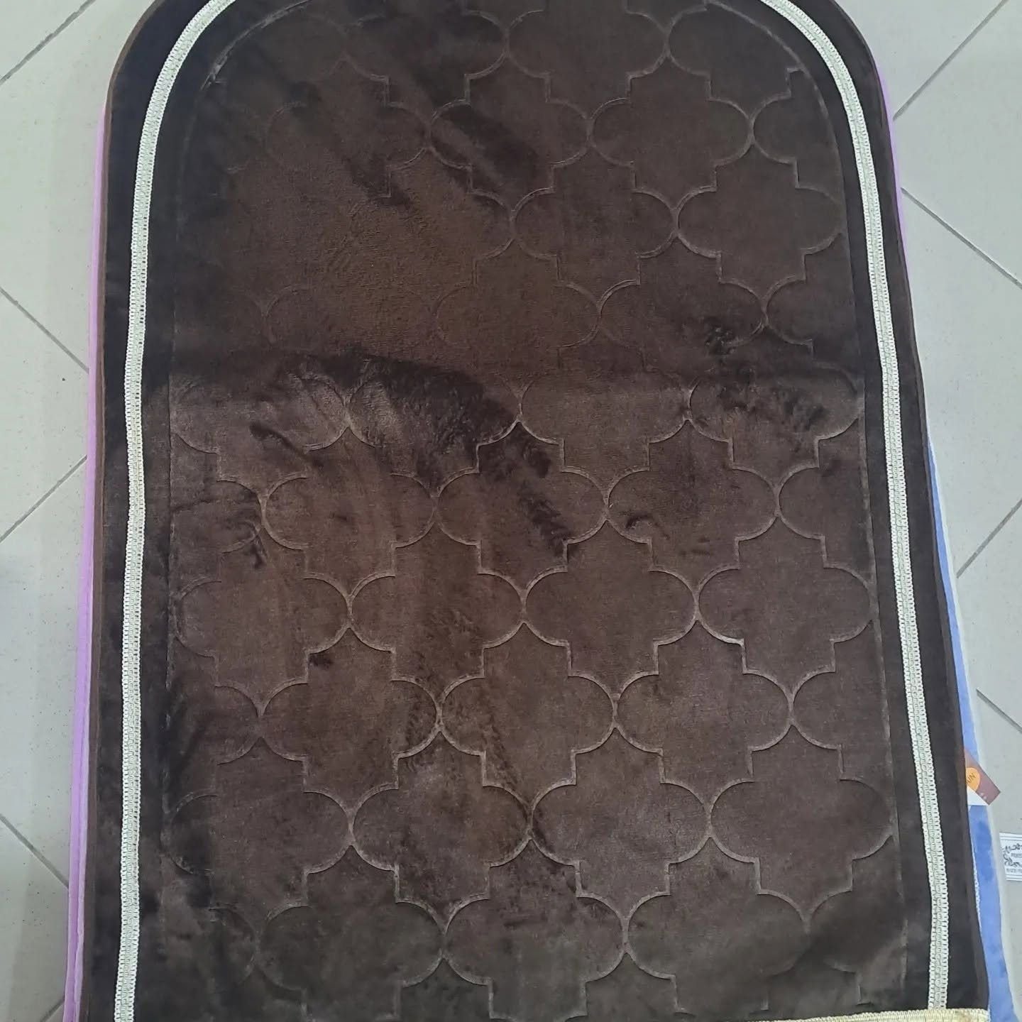 Sexhade me mihrab dhe xhufkë, ngjyra kafe e errët
